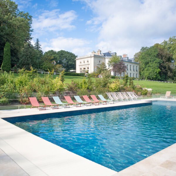 Piscine extérieure de la Demeures de Campagne - Domaine de Maffliers dans le Val D'Oise en Ile de France