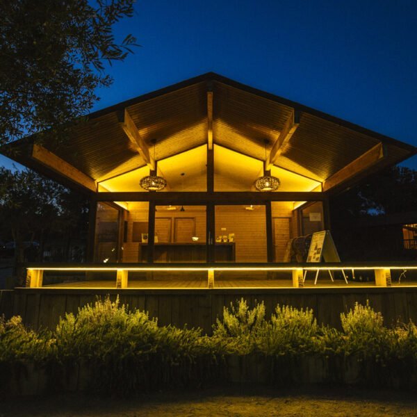 Chalet vu de nuit au Camping Sea Green Cala Llevado en Espagne sur la Costa Brava à Tossa de Mar