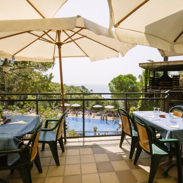 Salle de restaurant du Camping Sea Green Cala Llevado en Espagne sur la Costa Brava à Tossa de Mar