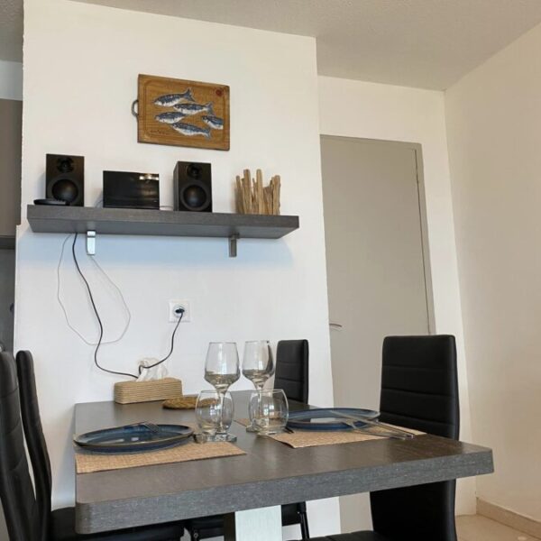 salon de l'appartement 2-Appartement T2 climatisé, vue mer, à Banyuls sur mer - emmenetonchien.com