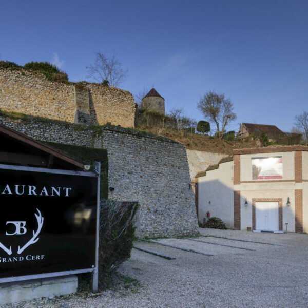 Vue extérieure de l'Hôtel Restaurant Le Grand Cerf à Nonancourt près de Dreux dans l'Eure en Normandie