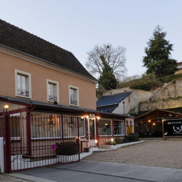 Vue extérieure de l'Hôtel Restaurant Le Grand Cerf à Nonancourt près de Dreux dans l'Eure en Normandie