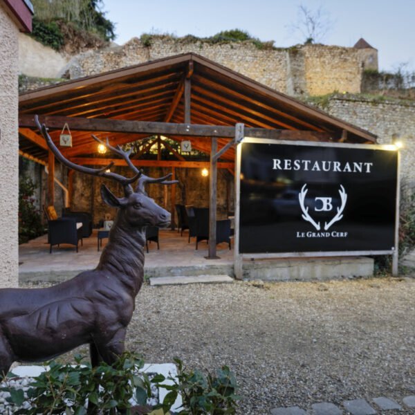 Vue extérieure de l'Hôtel Restaurant Le Grand Cerf à Nonancourt près de Dreux dans l'Eure en Normandie