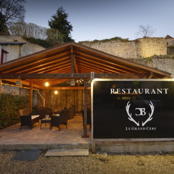 Vue extérieure de l'Hôtel Restaurant Le Grand Cerf à Nonancourt près de Dreux dans l'Eure en Normandie