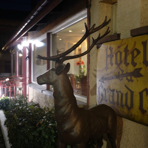 Vue extérieure de l'Hôtel Restaurant Le Grand Cerf à Nonancourt près de Dreux dans l'Eure en Normandie