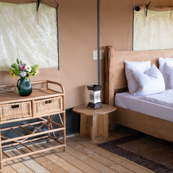 Intérieur d'un lodge du Glamping Le Camp dans le Tarn et Garonne à Varen proche d'Albi