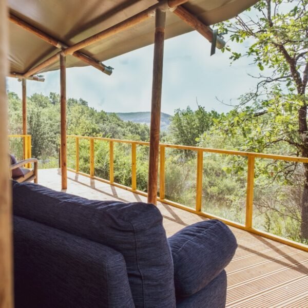 Terrasse avec vue sur la nature au Glamping Le Camp dans le Tarn et Garonne à Varen proche d'Albi