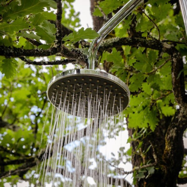 Douche en plein air au Glamping Le Camp dans le Tarn et Garonne à Varen proche d'Albi