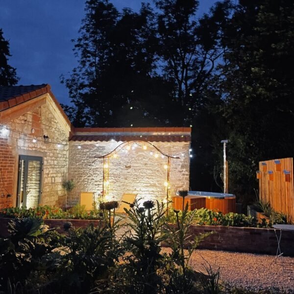 façade illuminée du Cottage du potager dans l'Aube
