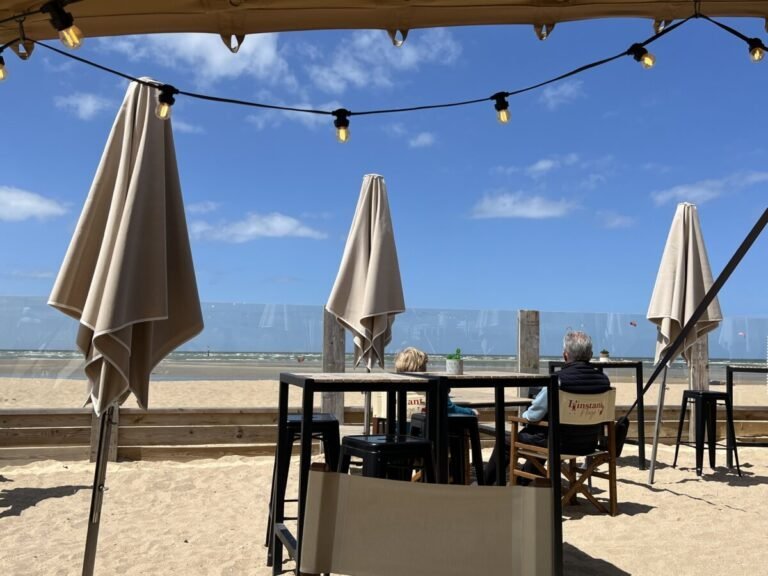 Une terrasse d'un restaurant sur la plage à Houlgate dans le Calvados en Normandie.