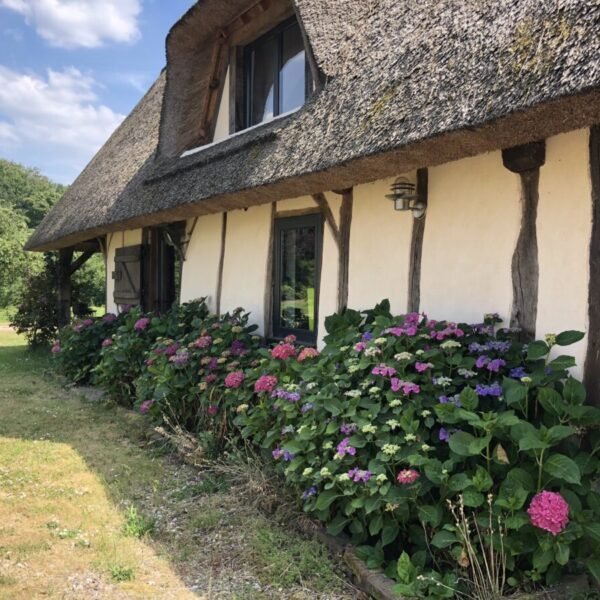 Façade fleurie du Domaine de la Ferme de Fourges en Normandie dans l'Eure proche de Pont Audemer