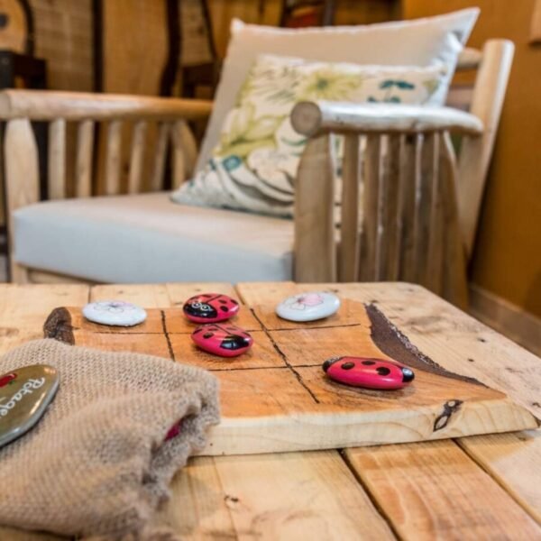 Coin détente avec table basse et fauteuil dans le Gîte Le Clos du Val à Loup en Normandie dans la Seine Maritime proche d'Etretat