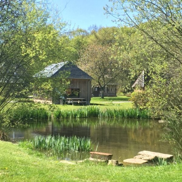 Etang dans le jardin du Domaine de la Ferme de Fourges en Normandie dans l'Eure proche de Pont Audemer