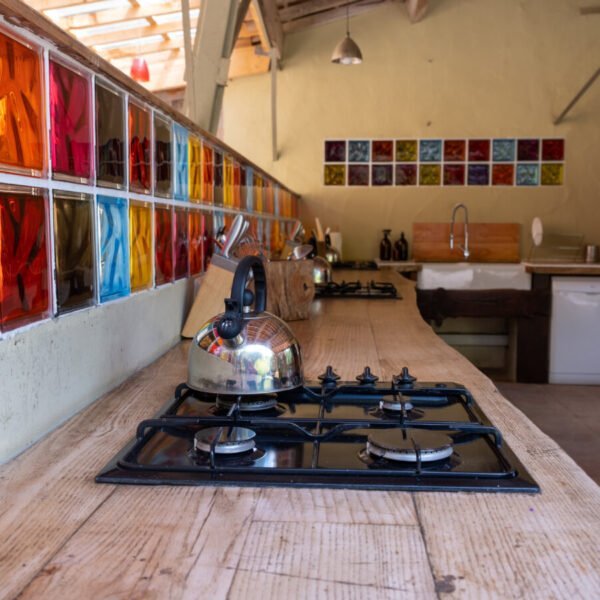 Cuisine ouverte du Glamping Le Camp dans le Tarn et Garonne à Varen proche d'Albi