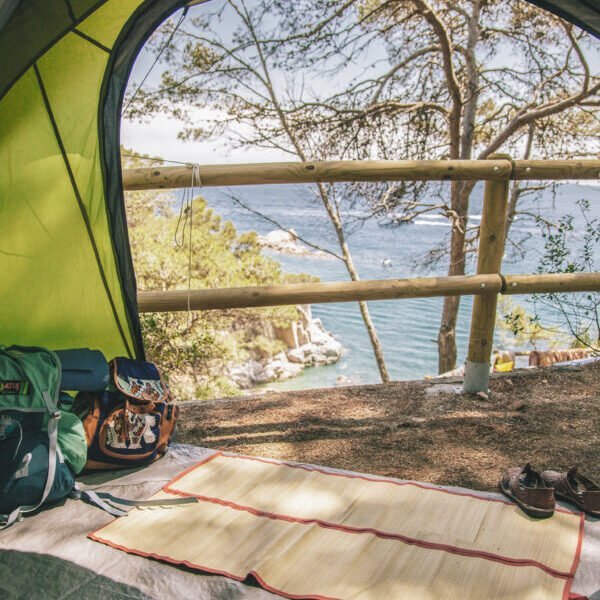 Vue depuis une tente au Camping Sea Green Cala Llevado en Espagne sur la Costa Brava à Tossa de Mar