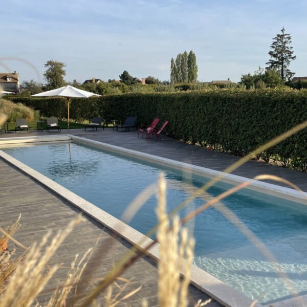 Piscine chauffée du Manoir de Surville, établissement Haut de Gamme dans l'Eure en Normandie