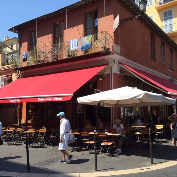 Devanture et terrasse du Restaurant Café Pain & Cie à Nice en centre ville dans les Alpes Maritimes en Paca