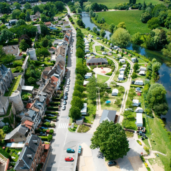 Vue du ciel du camping camp'eure dans l'Eure en Normandie