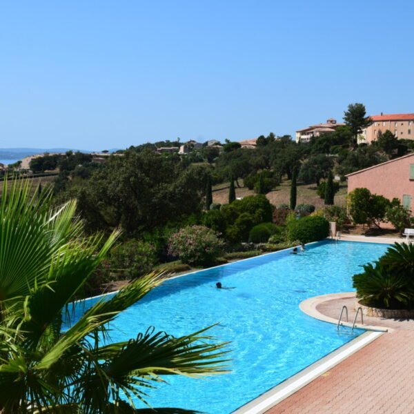 Piscine du domaine des Gites Flovacances dans le Var sur la Cote d'azur à Roquebrune sur Argens