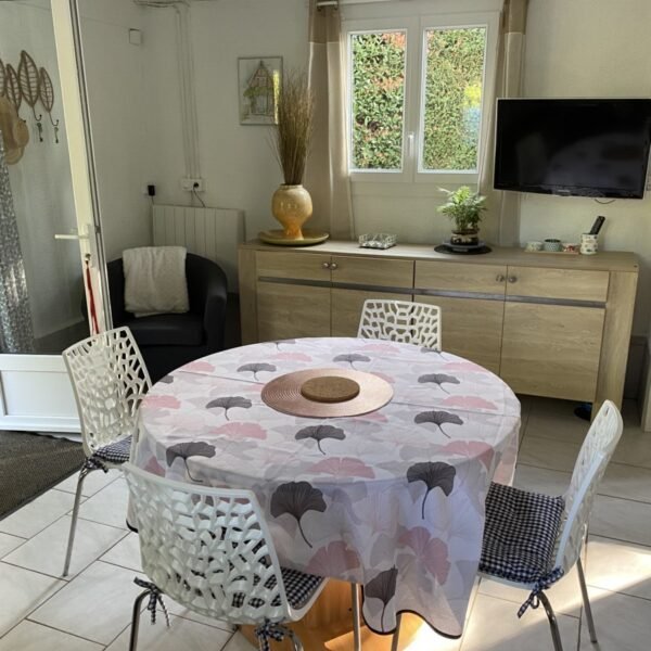 Coin salle à manger du Gîte la Maison des Pêcheurs près de Louviers dans l'Eure en Normandie