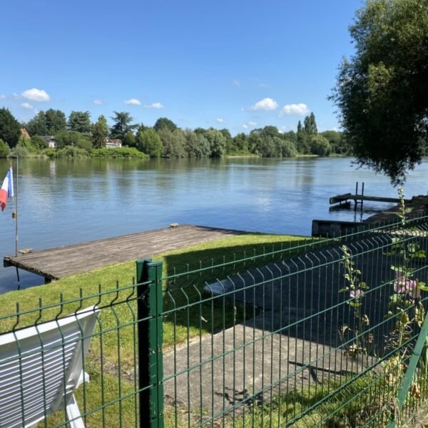 Ponton privé du Gîte la Maison des Pêcheurs près de Louviers dans l'Eure en Normandie