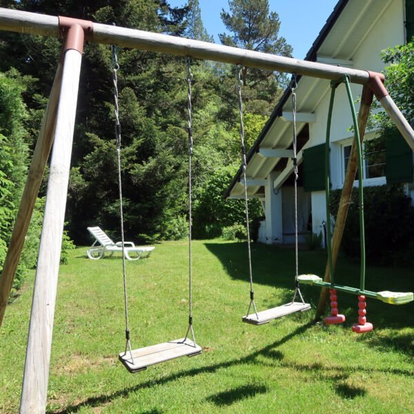 Jardin avec balançoire du Gite Tessignou en Auvergne dans le Puy de Dôme à Aydat