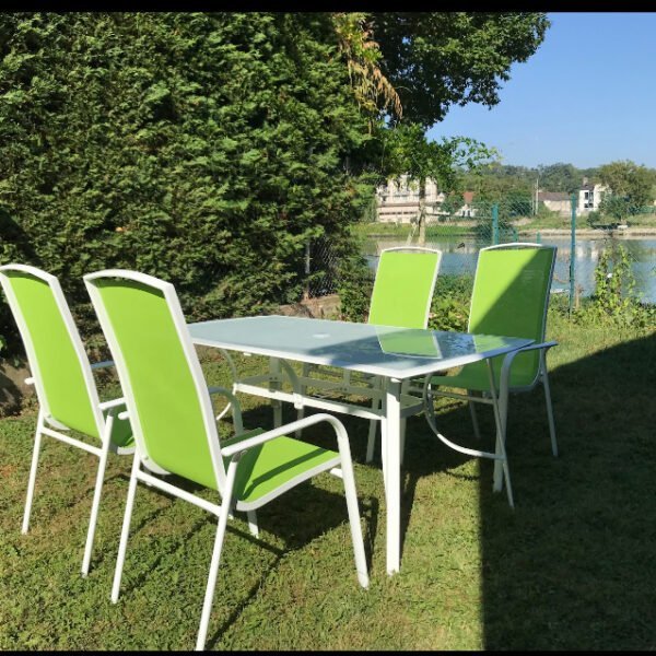 Table dans le jardin clos du Gîte la Maison des Pêcheurs près de Louviers dans l'Eure en Normandie