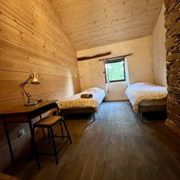 Chambre avec deux lits simples des Gites Parenthèse en Forêt dans Tarn en Pleine nature en Occitanie