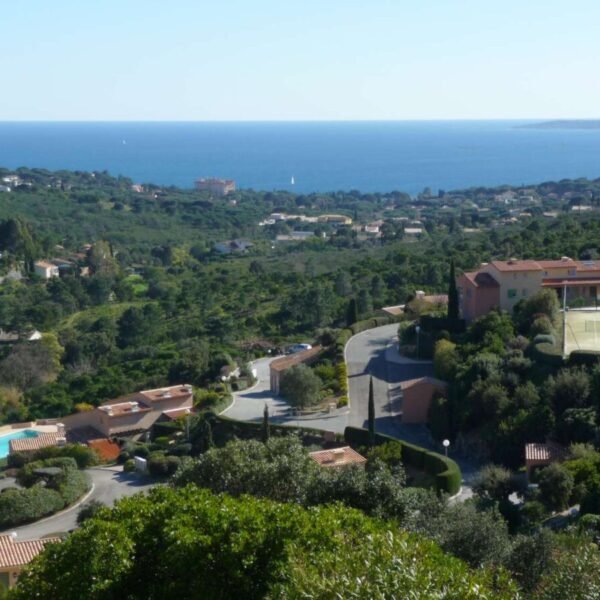 Vue de la terrasse des Gites Flovacances dans le Var sur la Cote d'azur à Roquebrune sur Argens