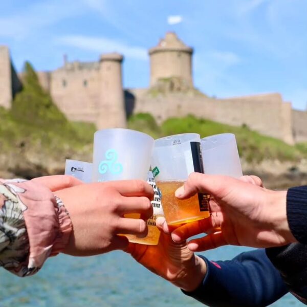 Personnes qui trinquent après une balade avec Kayak Emeraude Aventure à St Malo en Bretagne en Ile et Vilaine