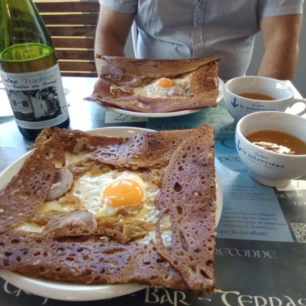 Dégustation de galette bretonne aux Gîtes de Kervarc'h en Bretagne dans le Morbihan à Erdeven