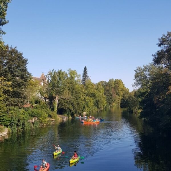 Promenade sur la rivière avec Parcoul Canoe en Dordogne dans le Périgord en Nouvelle Aquitaine