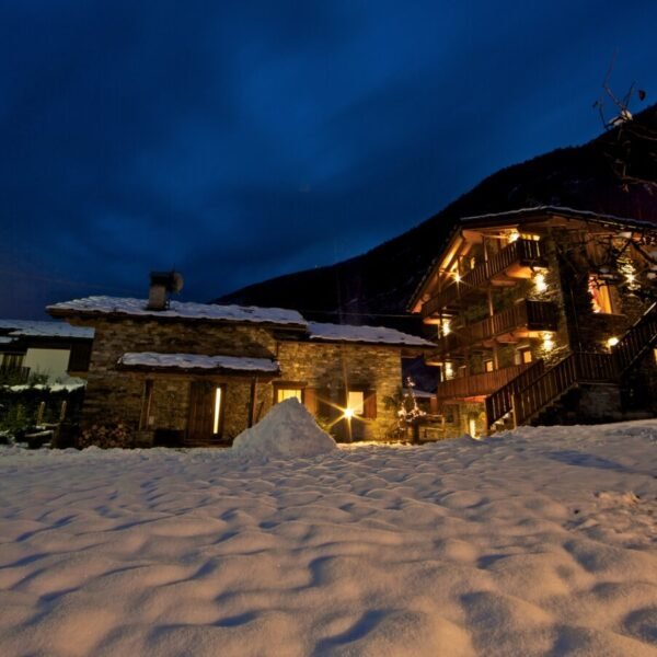 Jardin sous la neige de la Résidence Le Petit Cœur dans le Val d'Aoste en Italie dans les Alpes à La Salle