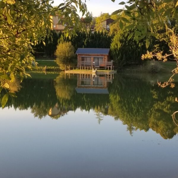 Vue de l'autre côté du lac gîte Poppy des Gîtes de La Masera dans le Gers en Occitanie à Lamazère