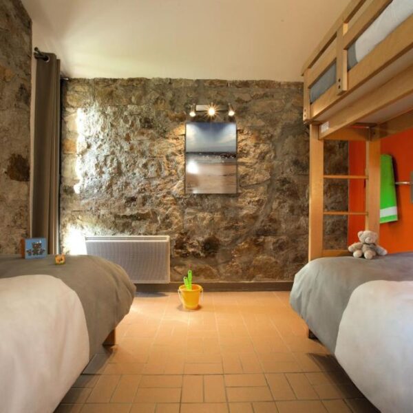 Chambre lits simple et superposés pour les enfants au Domaine des Vans en Ardèche en Auvergne-Rhône-Alpes à Chambonas