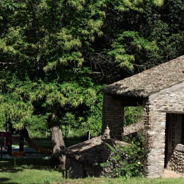 Jardin d'une résidence au Domaine des Vans en Ardèche Auvergne-Rhône-Alpes à Chambonas