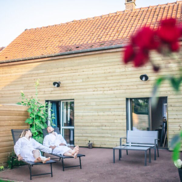 Couple sur la terrasse du Gite et Spa Le Temps d'un Instant en Baie de Somme près de St Valéry sur Somme