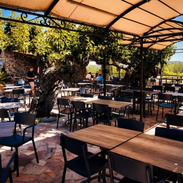 Terrasse ombragée du Domaine de la Bergerie dans le Var