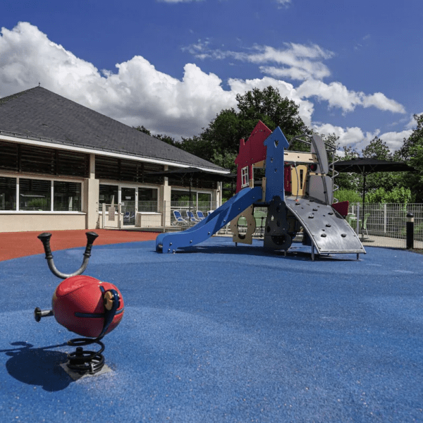 Aire de jeu pour enfant du Domaine du Golf en Maine-et-Loire dans le Pays de la Loire à Saumur