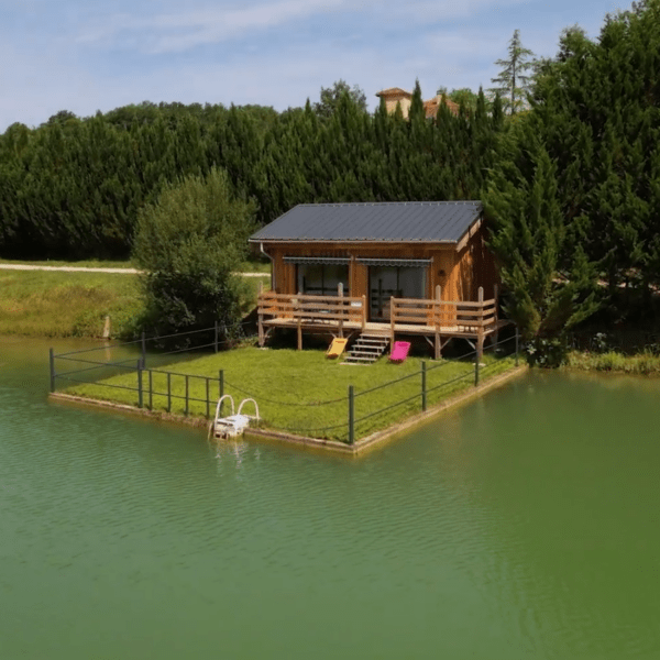 Gîte Poppy avec son lac privatif et son coin pour se baigner des Gîtes de La Masera dans le Gers en Occitanie à Lamazère