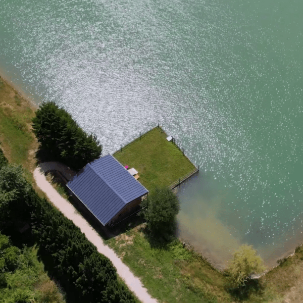 Vue du ciel du gîte Poppy et de son lac privé des Gîtes de La Masera dans le Gers en Occitanie à Lamazère