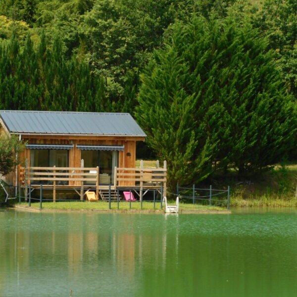 Lac du gîte Poppy et son coin pour se baigner des Gîtes de La Masera dans le Gers en Occitanie à Lamazère