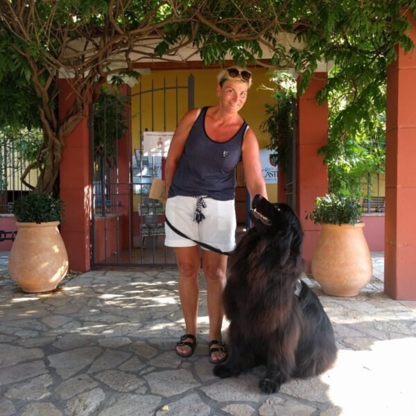 Propriétaire et son chien au Domaine de la Bergerie dans le Var