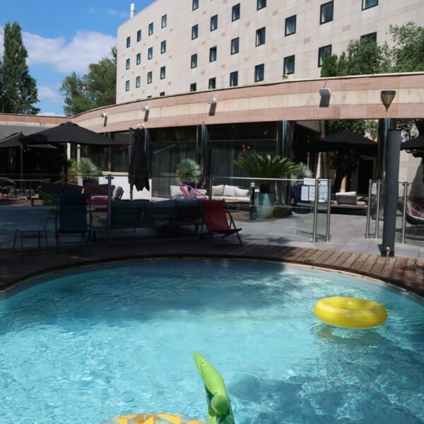 Piscine de l'Hôtel Mercure Bordeaux Aéroport en Gironde en Nouvelle Aquitaine en France