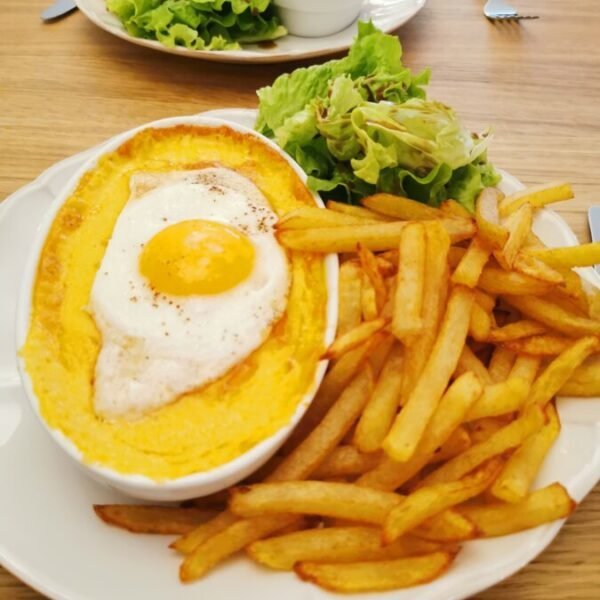 Plat d'oeuf au fromage accompagné de frite du restaurant Le Philos'Oeuf dans l'Indre dans le Centre-Val de Loire à Châteauroux