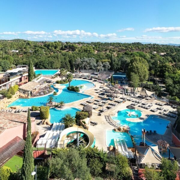 Piscine vue drone du Domaine de la Bergerie dans le Var en Provence-Alpes-Côte d'Azur à Roquebrune-sur-Argens