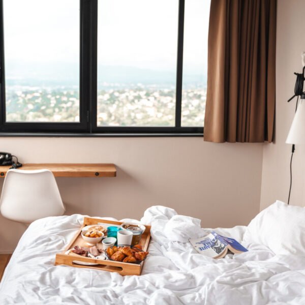 Petit déjeuner servi en chambre à L'Ermitage Hôtel à Lyon dans le Rhône dans l'Auvergne Rhône-Alpes