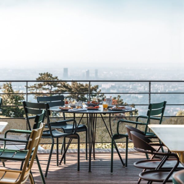 Terrasse avec vue sur la ville de L'Ermitage Hôtel à Lyon dans le Rhône dans l'Auvergne Rhône-Alpes