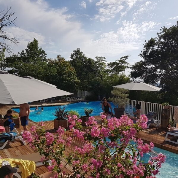 Piscine chauffée extérieure du camping Les Ventoulines dans la Dordogne Dordogne en Nouvelle Aquitaine à Domme