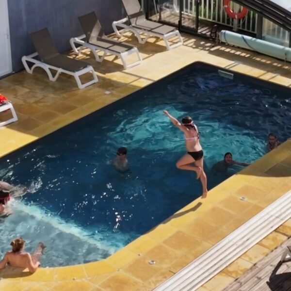 Piscine chauffée intérieure du camping Les Ventoulines dans la Dordogne Dordogne en Nouvelle Aquitaine à Domme